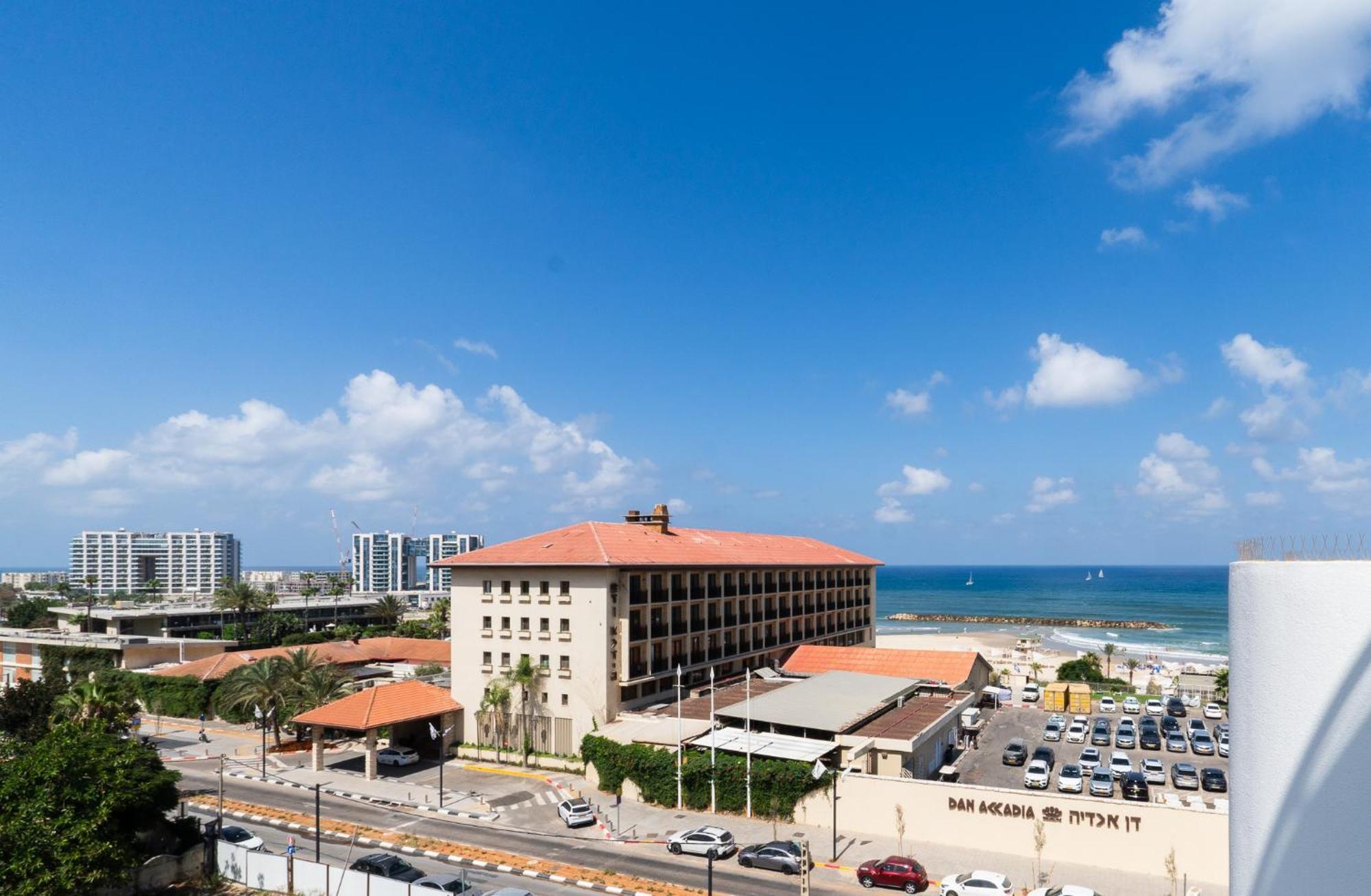 Elegant Duplex With Parking By Beachfront Stay Herzliya Exterior photo